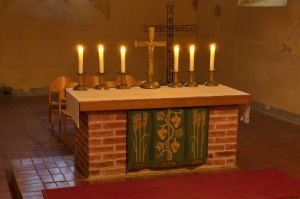 Kirche Blankenhagen - Altar mit Kerzen