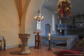 Kirche Blankenhagen - Kronleuchter und Taufstein