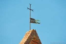Kirche Blankenhagen - Kreuz mit Wetterfahne